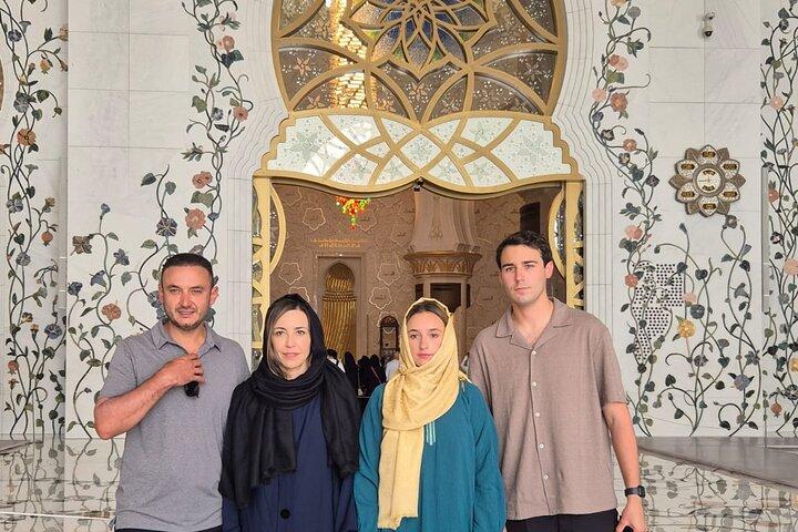 Excursion privée d'une demi-journée à Abu Dhabi Aladin: Souks, Mosquée, & Ferrari