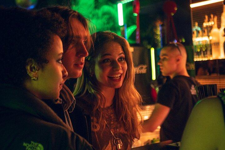 Praga Pub Crawl con Karlovy Lazne Entrada y disparos
