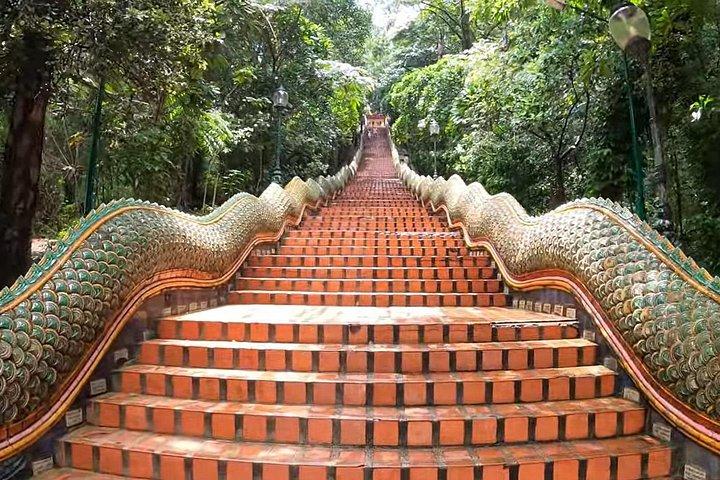 チェンマイ市内観光：象徴的な寺院と展望台