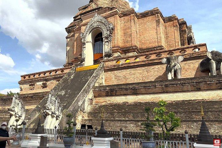 チェンマイ市内観光：象徴的な寺院と展望台