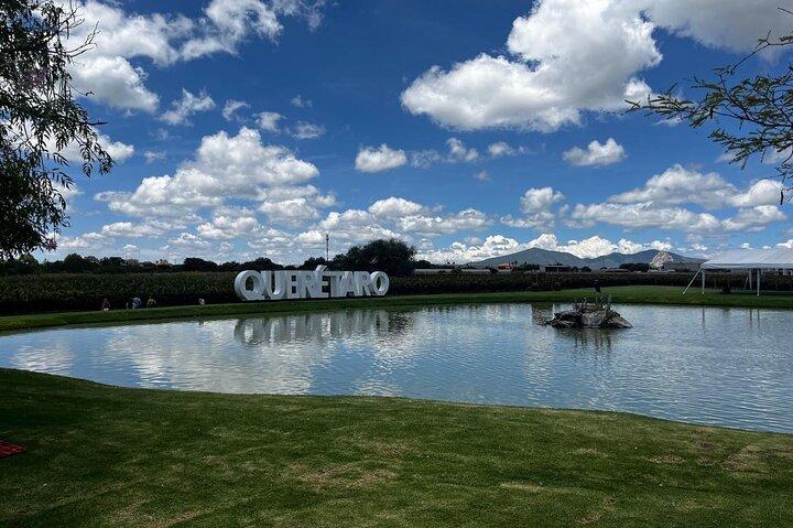 ペーニャ・デ・ベルナルへのプライベートツアー、ハイキングとブドウ園、グラスワイン付き
