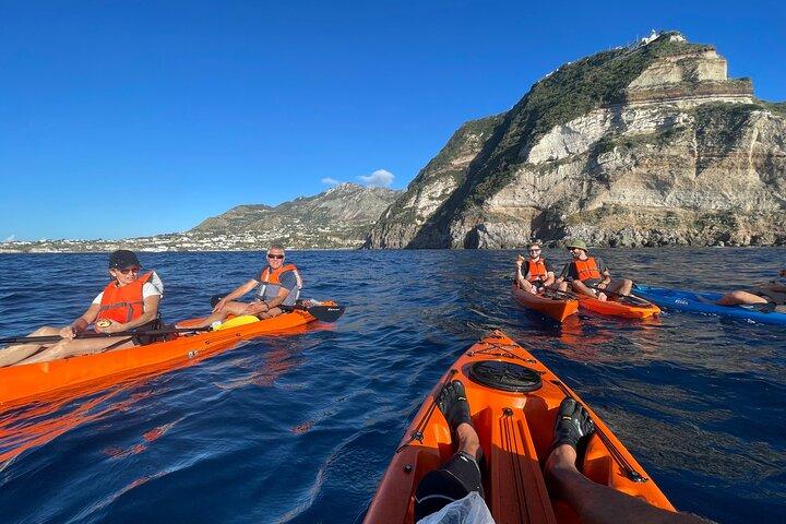 Kajaktour in Ischia mit lokalem Führer
