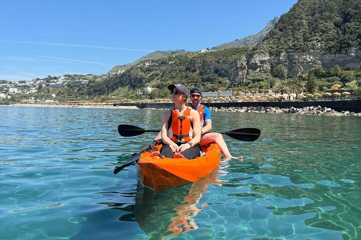 Kajaktour in Ischia mit lokalem Führer