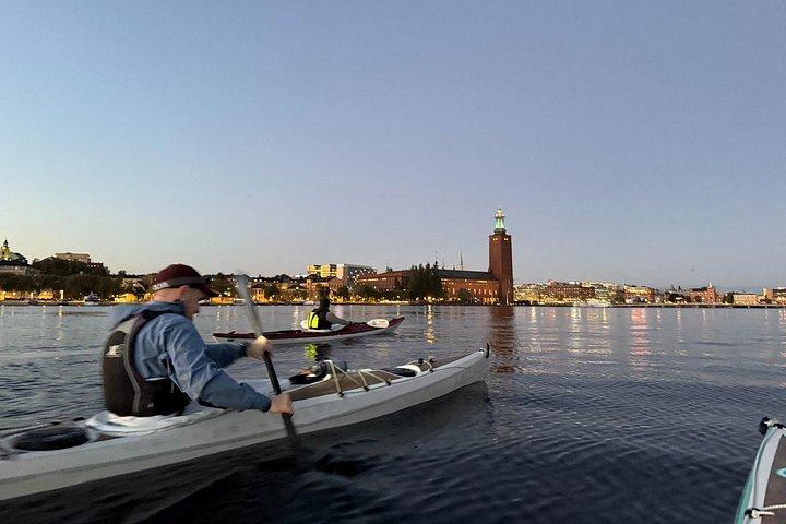 Stockholm by Night: Guidad vinterkajak med torrdräkt