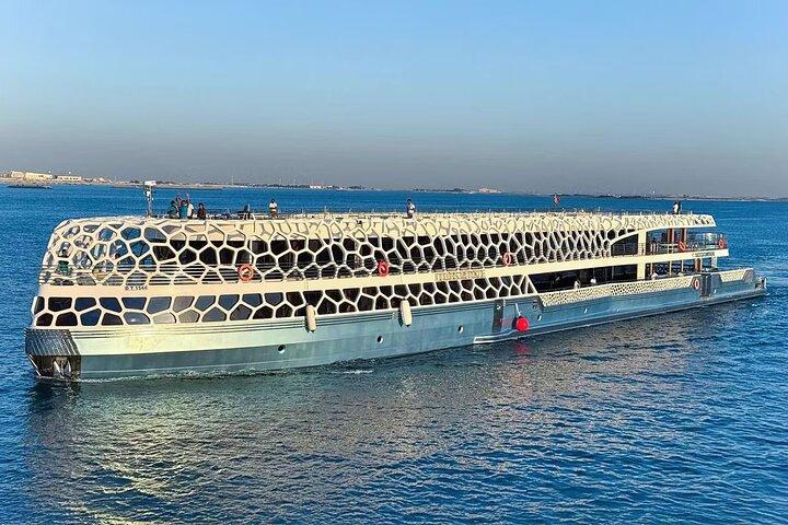 Lotus Mega Yacht Dubai Marina Cena, bebidas y entretenimiento