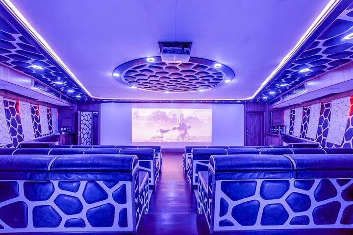 Lotus Mega Yacht Dubai Marina Cena, bebidas y entretenimiento