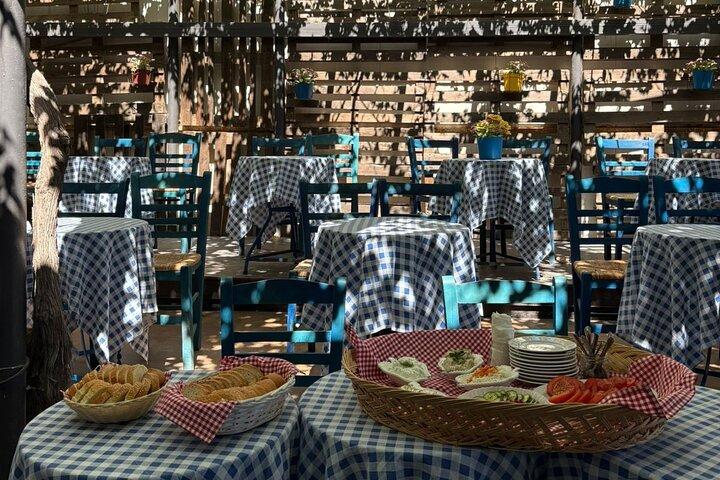 Santorini : Break Plates Show & Fira Tour a pie