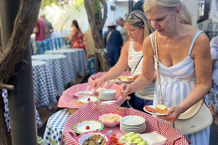 Santorini : Break Plates Show & Fira Tour a pie