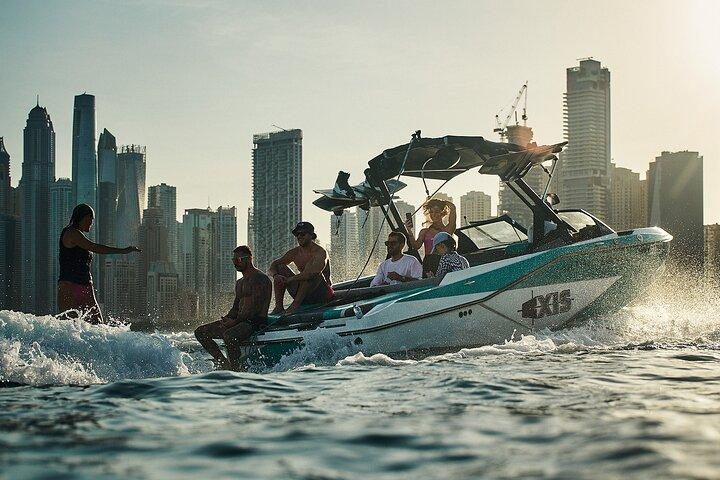 Wakesurf en Wakeboard Avontuur in Dubai Marina Harbour