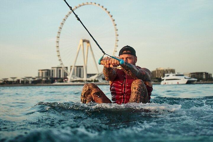 Wakesurf en Wakeboard Avontuur in Dubai Marina Harbour