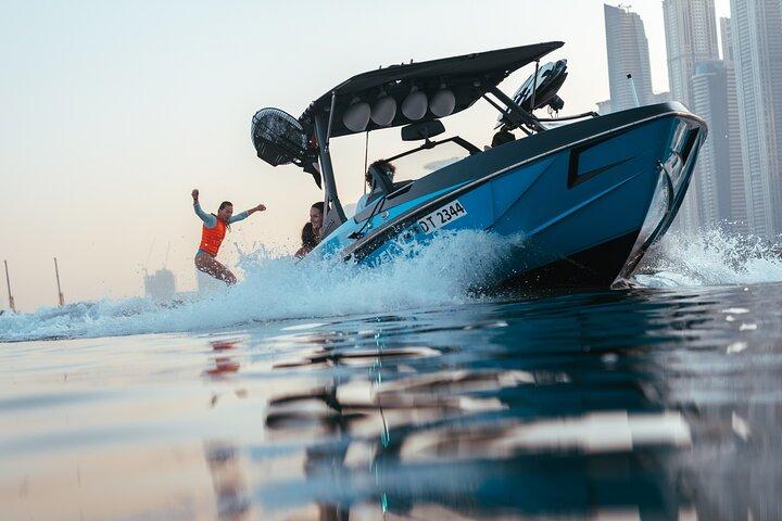 Wakesurf en Wakeboard Avontuur in Dubai Marina Harbour