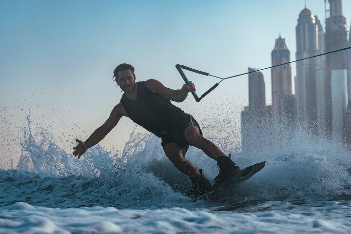 Wakesurf en Wakeboard Avontuur in Dubai Marina Harbour