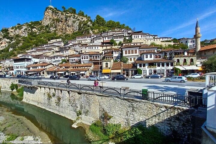 Fra Tirana : Berat City UNESCO site og Belshi Lake Private Tour