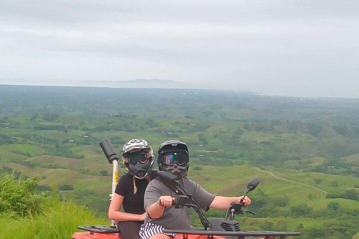 ATVクワッドバイクアドベンチャーツアーでナウソリの有名な山頂へ