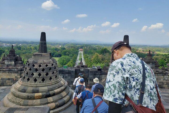 ボロブドゥール・クライム・アップとプランバナン寺院のシェアツアー（オールインクルーシブ）