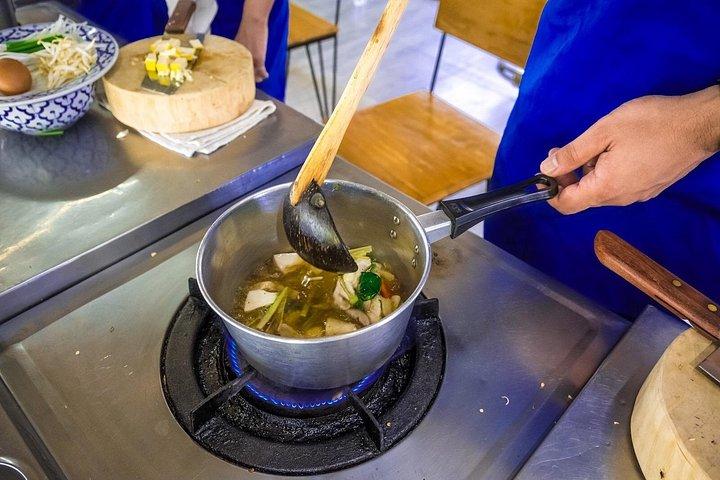 元祖粘りの滝と最高のタイ料理コース