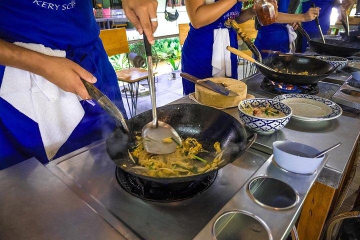 元祖粘りの滝と最高のタイ料理コース