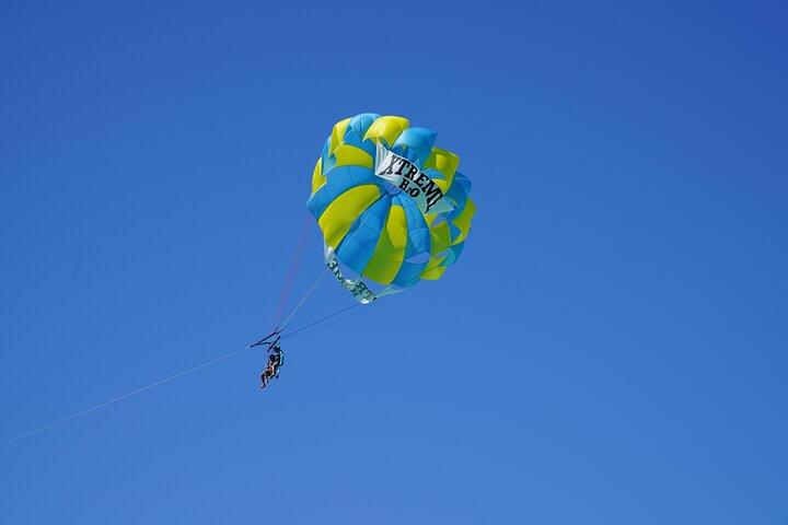 Xtreme H2o Parasailing Saindo Adjacente à Ilha do Crab