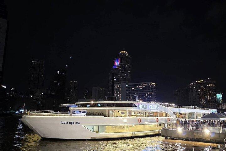 Noah Luxury Dinner Cruise com Show Tradicional em Banguecoque
