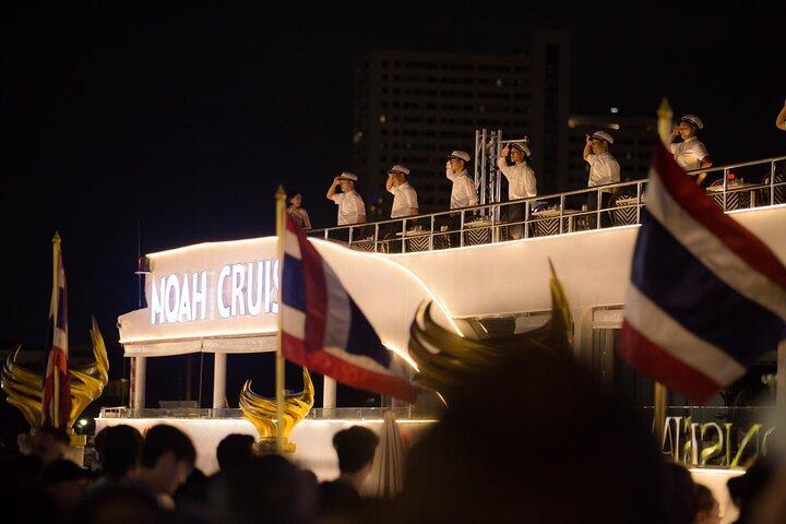 Noah Luxury Dinner Cruise com Show Tradicional em Banguecoque