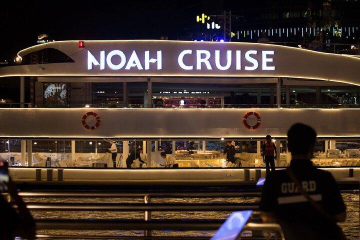 Noah Luxury Dinner Cruise com Show Tradicional em Banguecoque