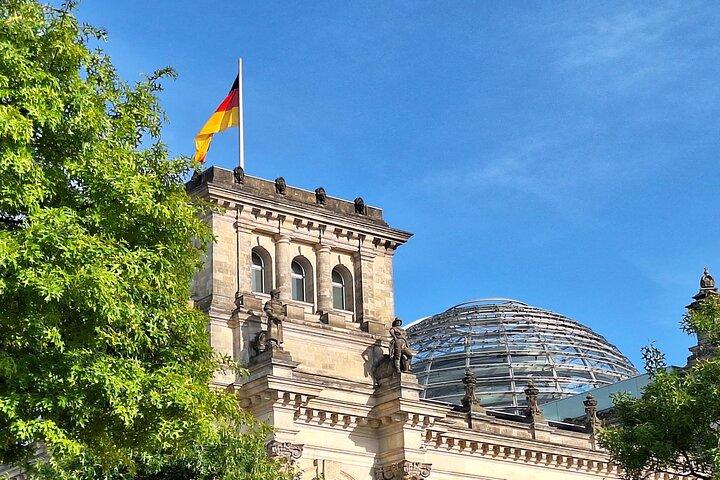 Tour exprés por el distrito gubernamental más visita al Reichstag con su cúpula