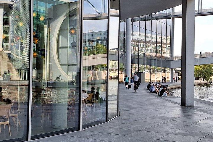 Rondleiding langs plekken van democratie in het regeringsdistrict van Futurium