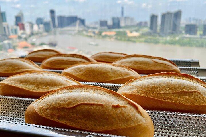 Hands-On Bánh Mì Baking Workshop, com vista para o rio