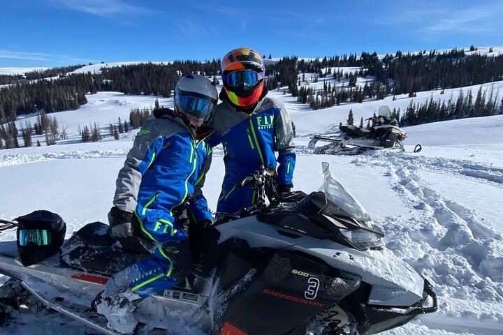 Aventura guiada de 3 horas en moto de nieve