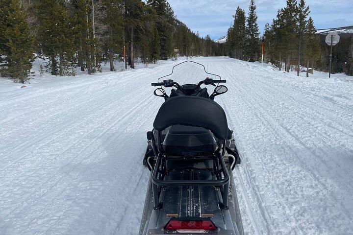 Aventura guiada de 3 horas en moto de nieve