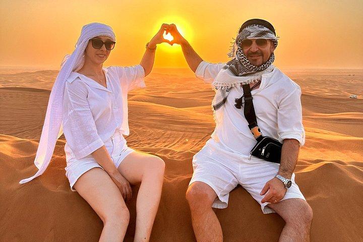 ドバイのVIPデザートサファリ：クアッドバイク、ラクダ乗り、バーベキューディナー