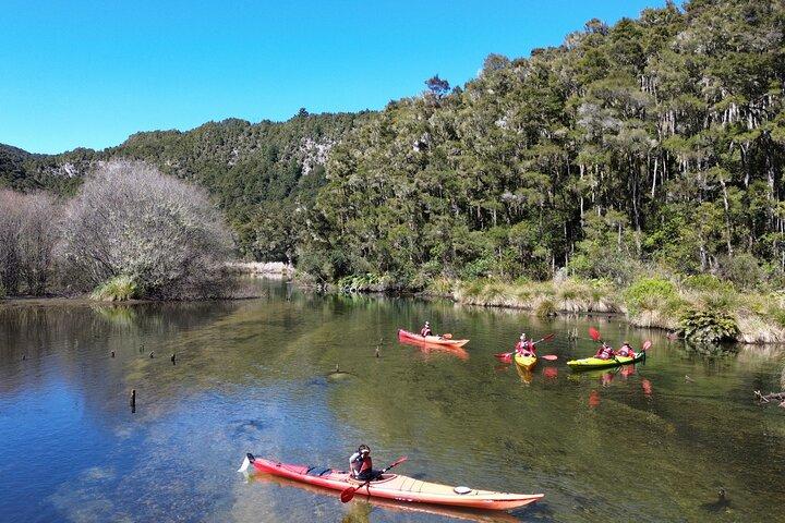 Hidden Lake Kayak Tour na jóia secreta de Taupō