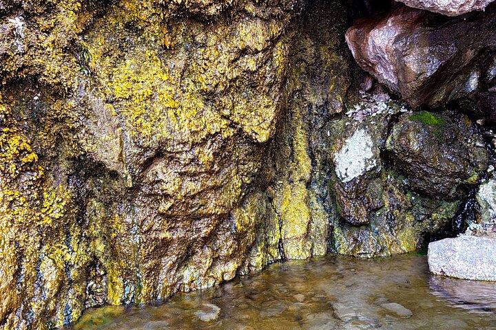 ゴールドストライク温泉と124度マグマ加熱滝ハイキング
