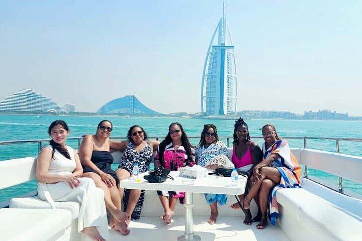 Dubai Yacht Tour – Private Luxus Yacht Charter von Dubai Marina