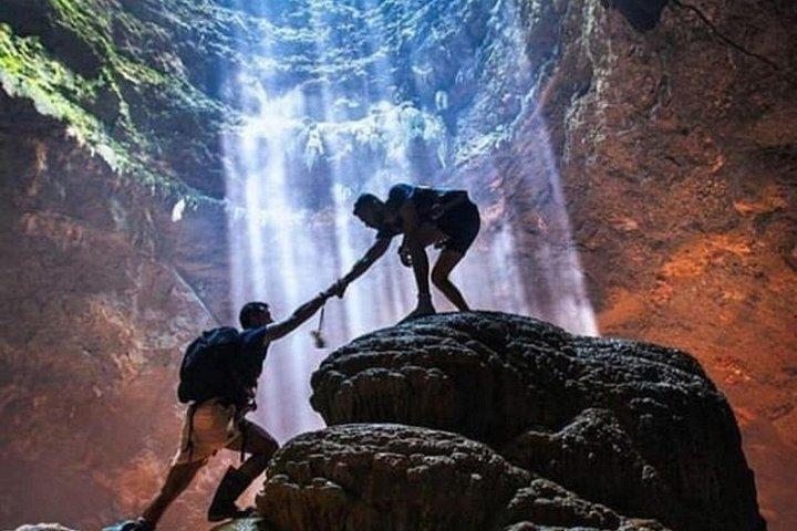 ジョグジャカルタ日帰りツアー：ジョグジャカルタ洞窟とティマンビーチのゴンドラ乗り