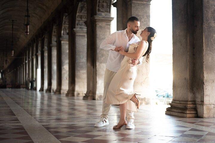 Fotografia de compromisso e casamento com um profissional local