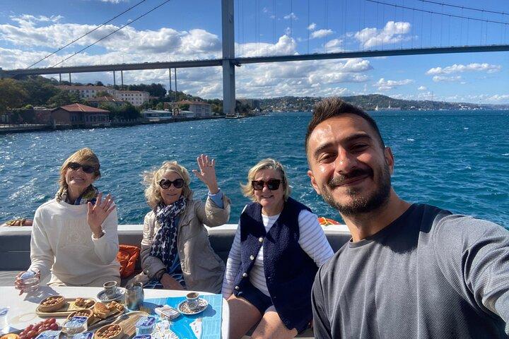 Bosporenkryssning på lyxyacht med Live Guide & Asiatiskt stopp