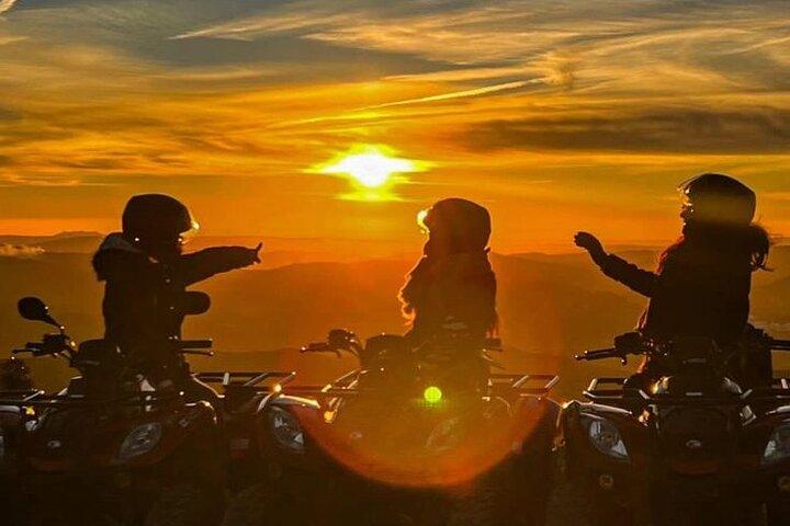 Agafay Desert oplevelse med Camel Ride Quad og middag show