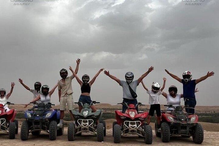 Esperienza nel deserto di Agafay con Camel Ride Quad e Dinner Show