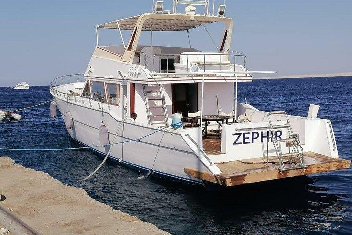 フルガダ島発フルデイボートシュノーケリングとアイランドツアー