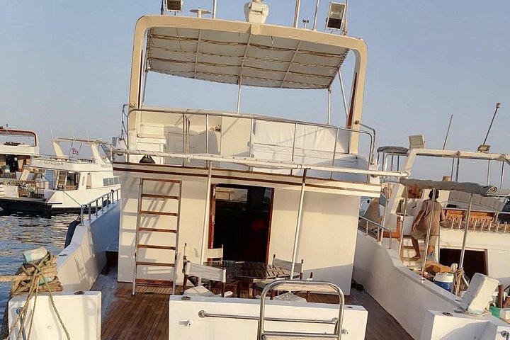 フルガダ島発フルデイボートシュノーケリングとアイランドツアー