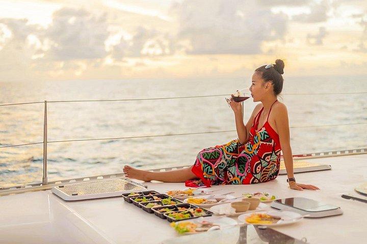 プロムテープ岬での夕食付きプーケットのカタマランサンセットクルーズ
