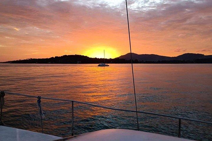プロムテープ岬での夕食付きプーケットのカタマランサンセットクルーズ