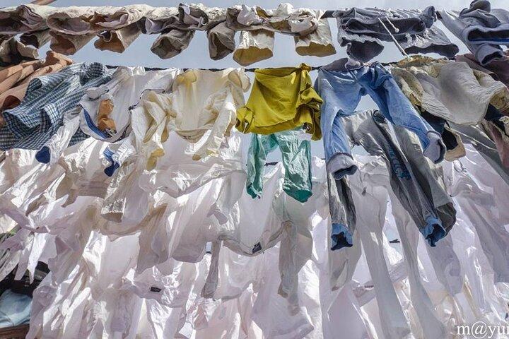 Dhobi Ghat Open Air Laundry & Dharavi Slum Tour com trem local