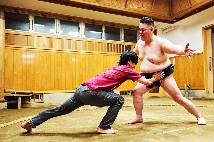 Tokio Sumo Experiencia con espectáculo en vivo y desafío de audiencia