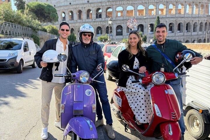Roma con estilo : Experiencia panorámica en Vespa con conductor licenciado