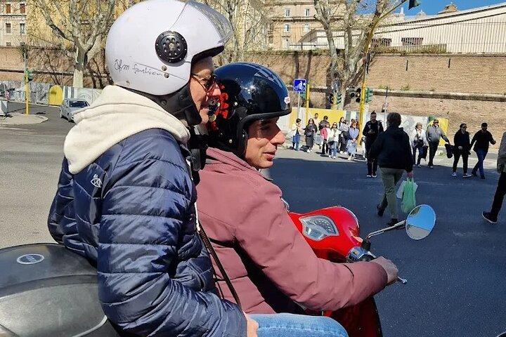 Roma con estilo : Experiencia panorámica en Vespa con conductor licenciado