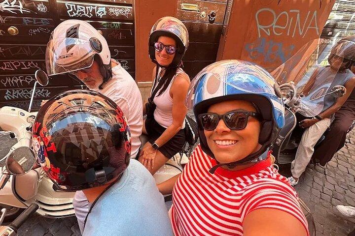 Roma con estilo : Experiencia panorámica en Vespa con conductor licenciado