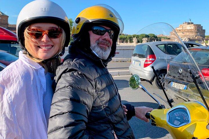 Roma con estilo : Experiencia panorámica en Vespa con conductor licenciado