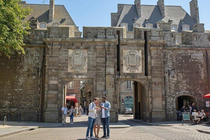 Selvguidet lydvandret tur til Saint-Malo